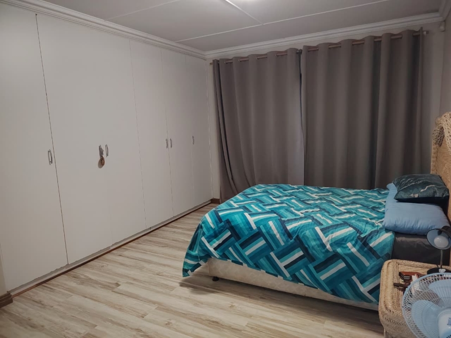 To Let 4 Bedroom Property for Rent in Loerie Park Western Cape